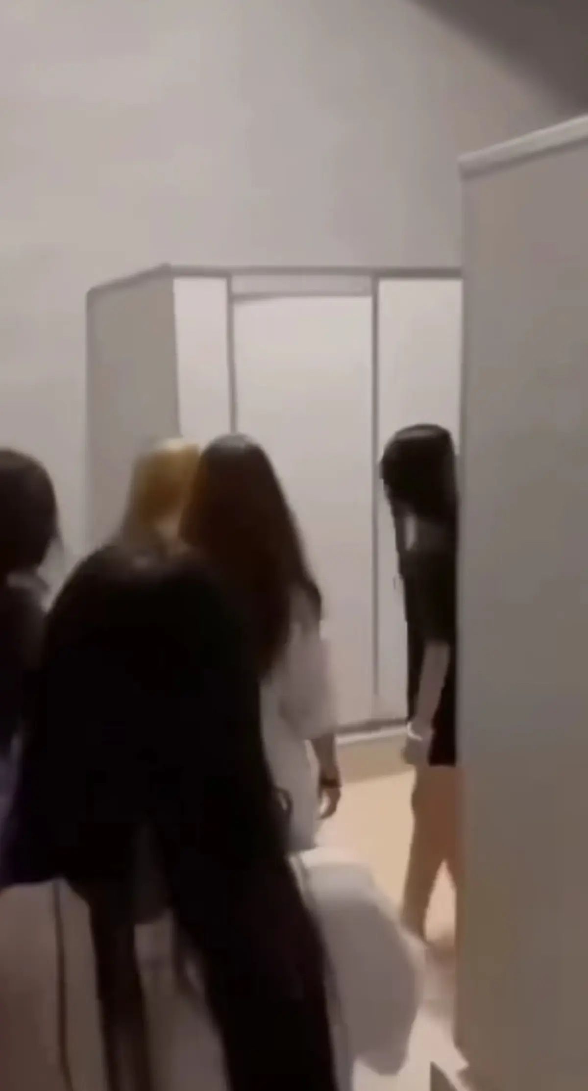 《厕所保卫战女生原视频》