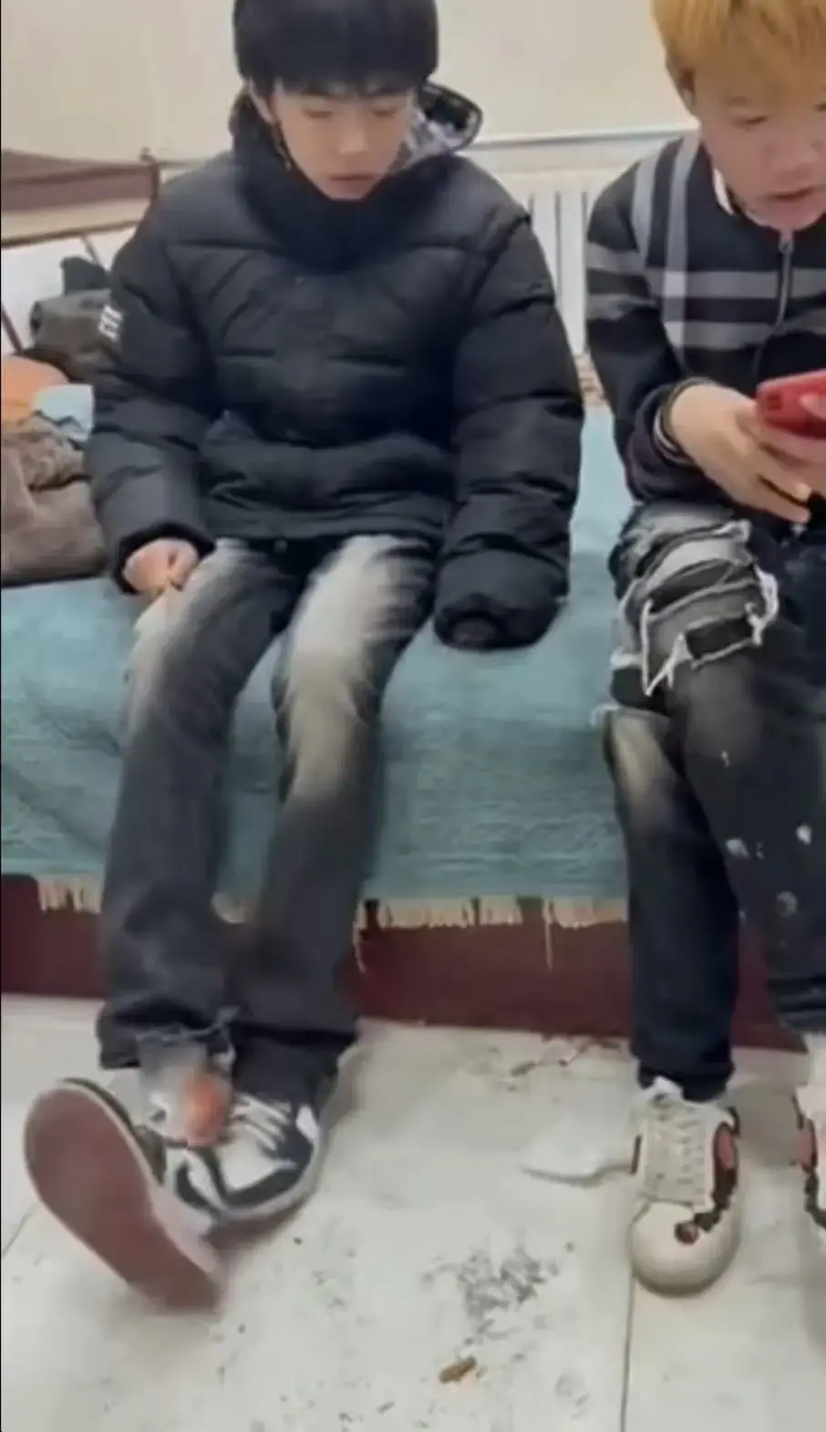 无符合要求的资源名,因为标题中未出现书名号包裹的内容。 分析标题可知,资源名可能为:轻奢小哥事件、轻奢小子事件、轻奢王两人事件相关视频 。 但按照题目要求,需用书名号包裹,因此无法得出符合格式要求的资源名。