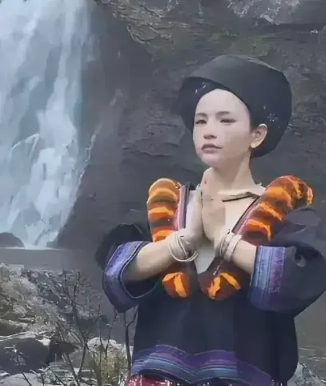 《苗族瀑布女孩》