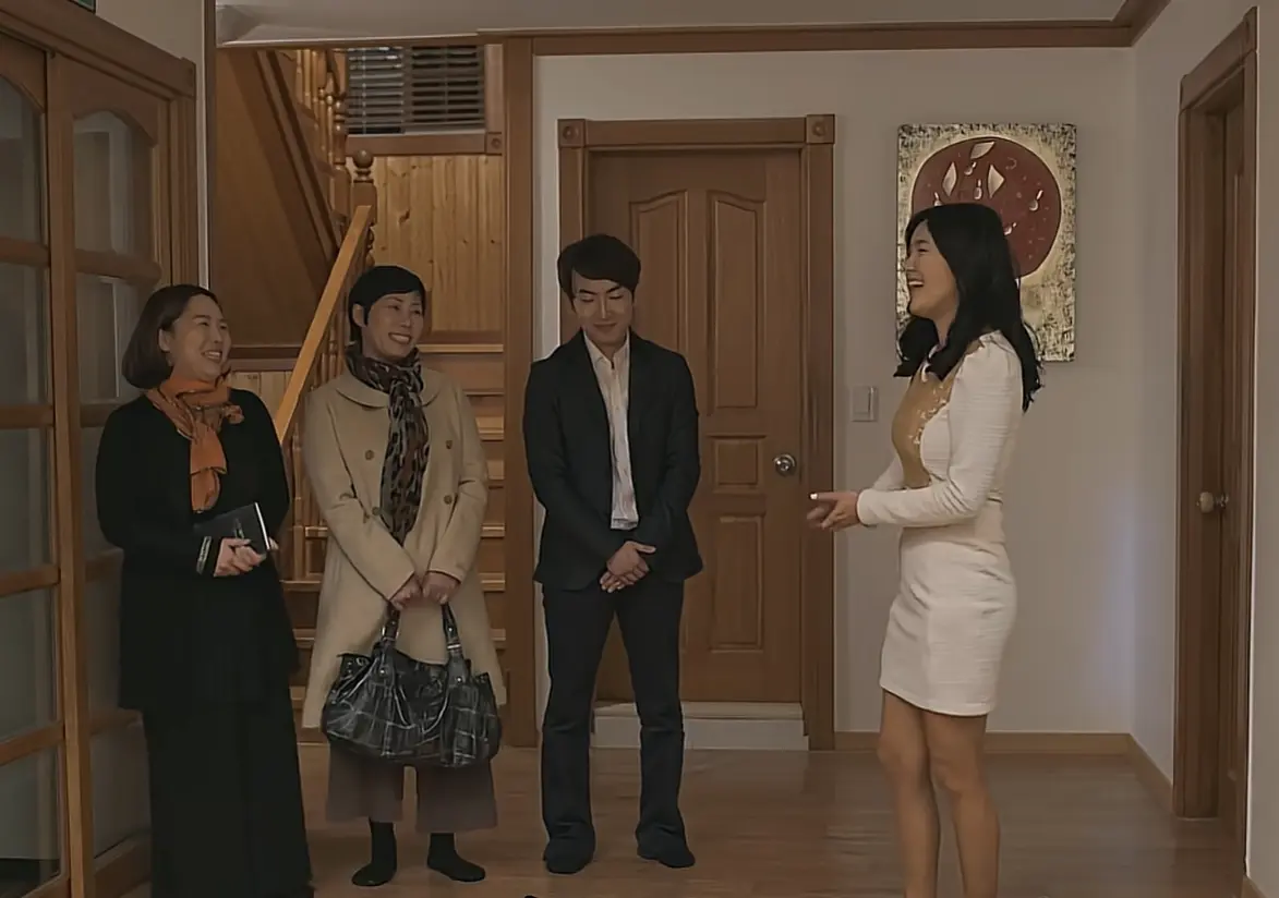 《妈妈将儿子托付给闺蜜》相关资源图片