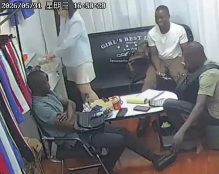 《三个黑人买衣服 》<br />
《三英战吕布八分钟》<br />
《三个黑人买衣服下大单原视频》