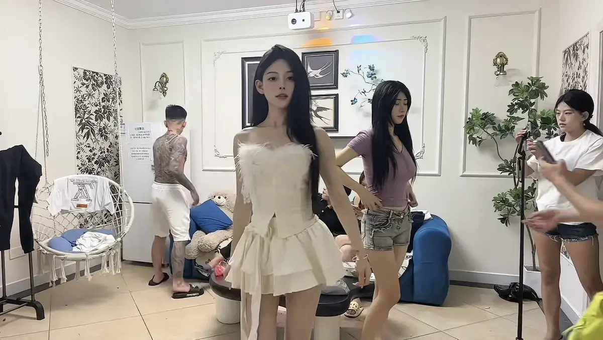 《燕大帅2.0新春特别篇直播录像》《燕大帅1v3诗颖小女王加长版》《燕大帅历代作品典藏合集》相关资源图片
